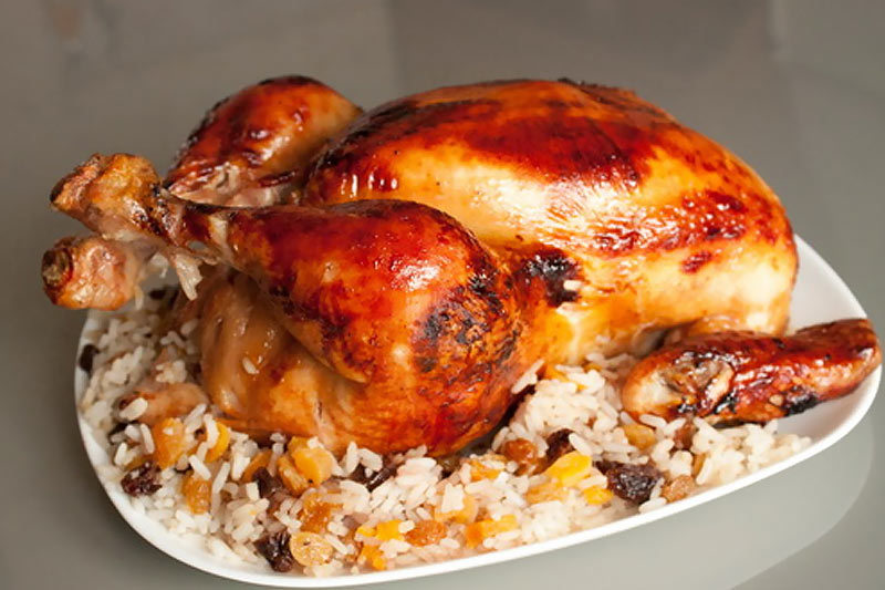 Курица, фаршированная рисом и сухофруктами