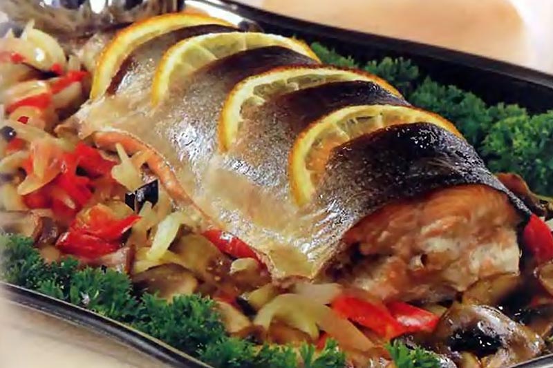 Рыба на овощной «подушке»