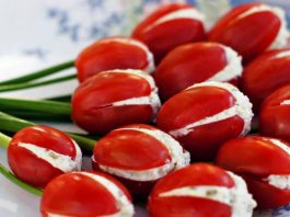 «Букет тюльпанов» из помидоров и сыра