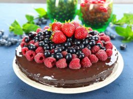Шоколадный торт с летними ягодами