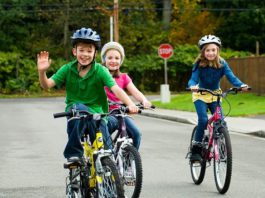 дети катаются на велосипеде