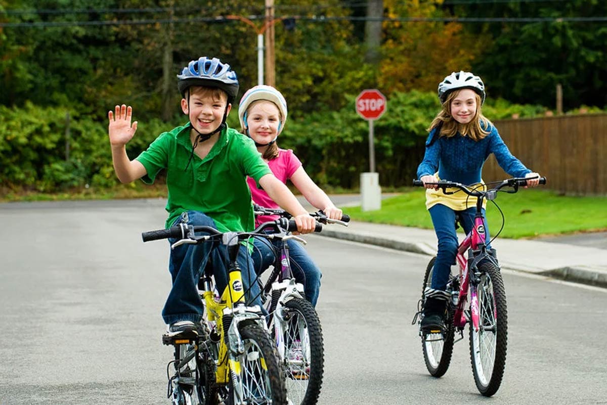 дети катаются на велосипеде